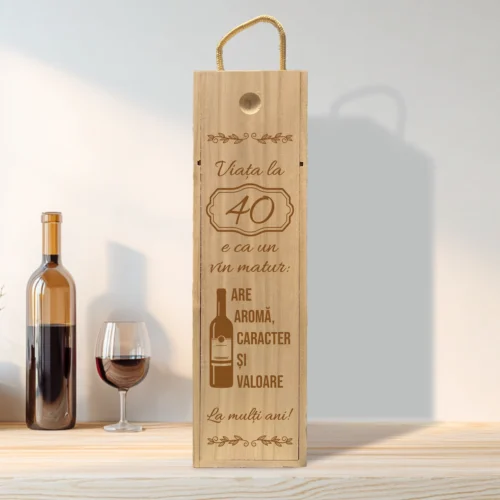 Cutie din lemn gravată pentru sticla de vin, cu capac culisant, Aniversarea vârstei de 40 de ani [ #0261 ]
