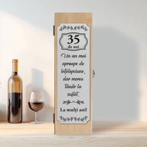 Cutie din lemn cu placă gravată pentru sticla de vin, cu ustensile, Aniversarea vârstei de 35 de ani [ #0255 ]