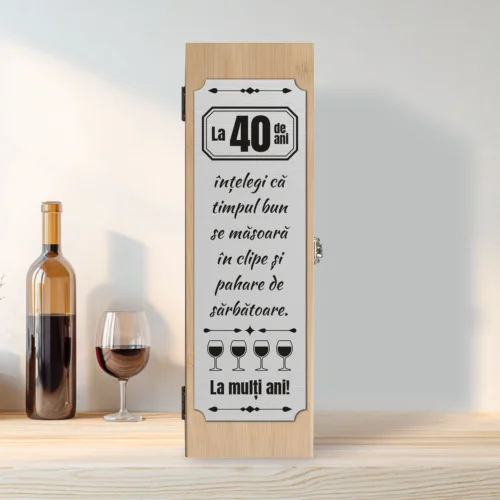 Cutie din lemn cu placă gravată pentru sticla de vin, cu ustensile, Aniversarea vârstei de 40 de ani [ #0259 ]