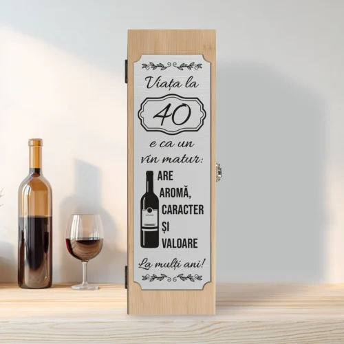 Cutie din lemn cu placă gravată pentru sticla de vin, cu ustensile, Aniversarea vârstei de 40 de ani [ #0263 ]