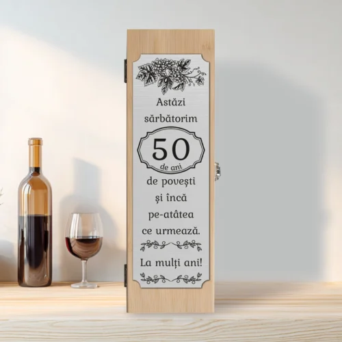 Cutie din lemn cu placă gravată pentru sticla de vin, cu ustensile, Aniversarea vârstei de 50 de ani [ #0271 ]