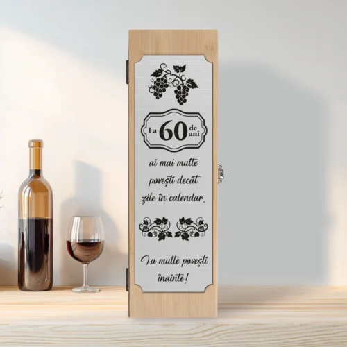 Cutie din lemn cu placă gravată pentru sticla de vin, cu ustensile, Aniversarea vârstei de 60 de ani [ #0275 ]