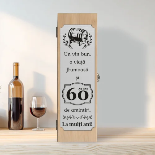 Cutie din lemn cu placă gravată pentru sticla de vin, cu ustensile, Aniversarea vârstei de 60 de ani [ #0279 ]