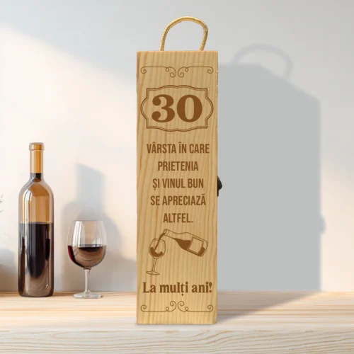 Cutie din lemn gravată pentru sticla de vin, cu închizătoare din metal, Aniversarea vârstei de 30 de ani [ #0240 ]