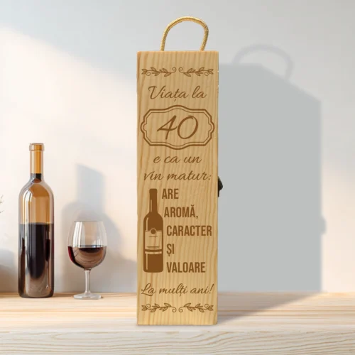 Cutie din lemn gravată pentru sticla de vin, cu închizătoare din metal, Aniversarea vârstei de 40 de ani [ #0260 ]