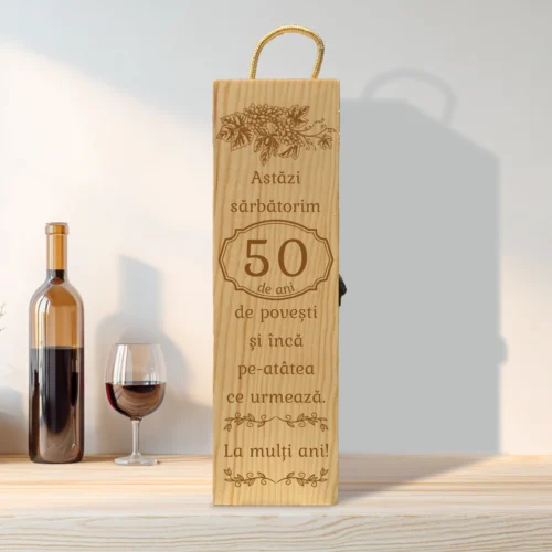 Cutie din lemn gravată pentru sticla de vin, cu închizătoare din metal, Aniversarea vârstei de 50 de ani [ #0268 ]