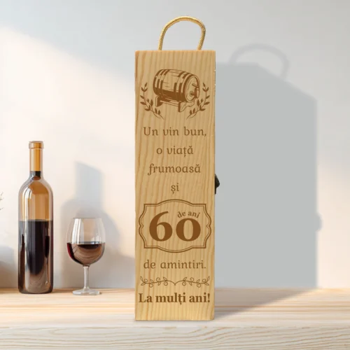 Cutie din lemn gravată pentru sticla de vin, cu închizătoare din metal, Aniversarea vârstei de 60 de ani [ #0276 ]