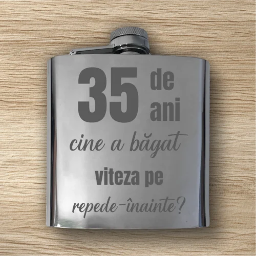 Ploscă de metal personalizată – simplă sau set cu păhărele, Cadou pentru Aniversarea vârstei de 35 de ani [ #0383 ]