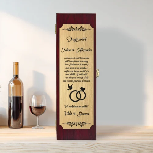 Cutie din lemn cu placă gravată pentru sticla de vin, cu ustensile, Cererea Nașilor de Nuntă [ #0189 ]
