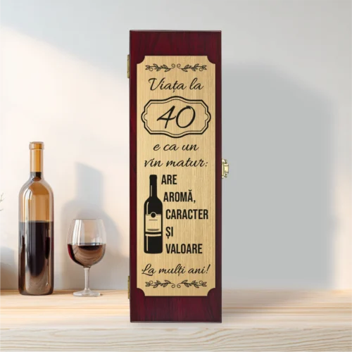 Cutie din lemn cu placă gravată pentru sticla de vin, cu ustensile, Aniversarea vârstei de 40 de ani [ #0263 ]