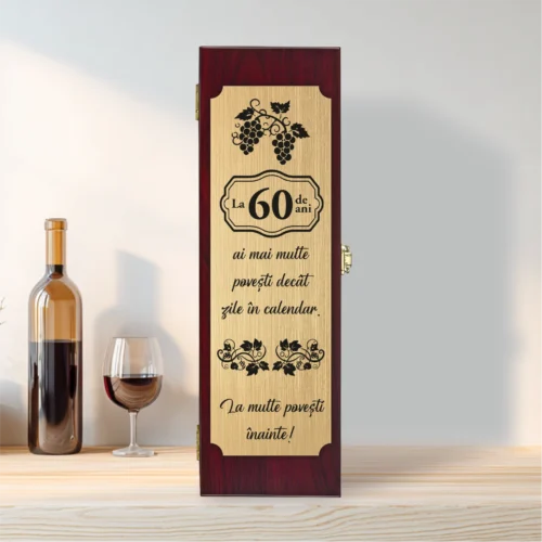 Cutie din lemn cu placă gravată pentru sticla de vin, cu ustensile, Aniversarea vârstei de 60 de ani [ #0275 ]