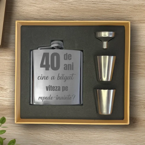 Ploscă de metal personalizată – simplă sau set cu păhărele, Cadou pentru Aniversarea vârstei de 40 de ani [ #0404 ]