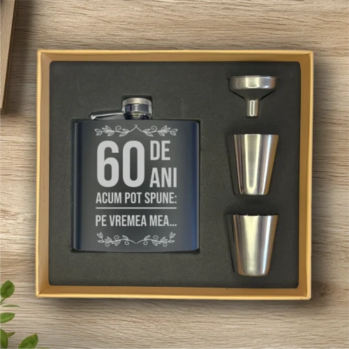 Ploscă de metal personalizată – simplă sau set cu păhărele, Cadou pentru Aniversarea vârstei de 60 de ani [ #0453 ]
