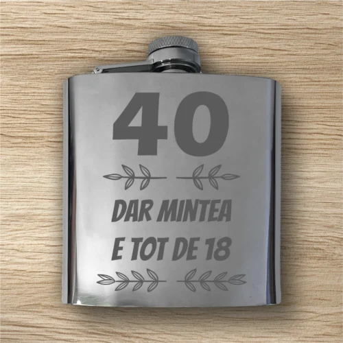 Ploscă de metal personalizată – simplă sau set cu păhărele, Cadou pentru Aniversarea vârstei de 40 de ani [ #0402 ]