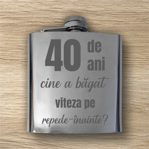 Ploscă de metal personalizată – simplă sau set cu păhărele, Cadou pentru Aniversarea vârstei de 40 de ani [ #0404 ]
