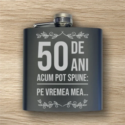 Ploscă de metal personalizată – simplă sau set cu păhărele, Cadou pentru Aniversarea vârstei de 50 de ani [ #0429 ]