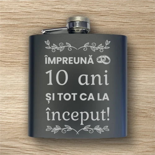 Ploscă de metal personalizată – simplă sau set cu păhărele, Cadou pentru Aniversarea căsătorie de 10 ani [ #0468 ]