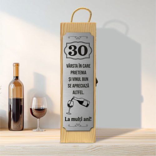 Cutie din lemn gravată pentru sticla de vin, cu închizătoare din metal, Aniversarea vârstei de 30 de ani [ #0240 ]