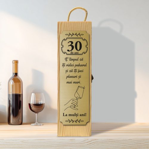 Cutie din lemn gravată pentru sticla de vin, cu închizătoare din metal, Aniversarea vârstei de 30 de ani [ #0244 ]