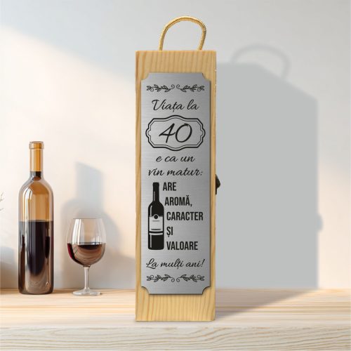 Cutie din lemn gravată pentru sticla de vin, cu închizătoare din metal, Aniversarea vârstei de 40 de ani [ #0260 ]
